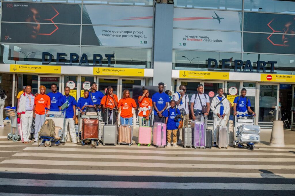 Participants à la Colonie de Vacances Espagne 2026 de CCTH Afrique Évasion à l’aéroport avant leur départ pour l’Espagne.