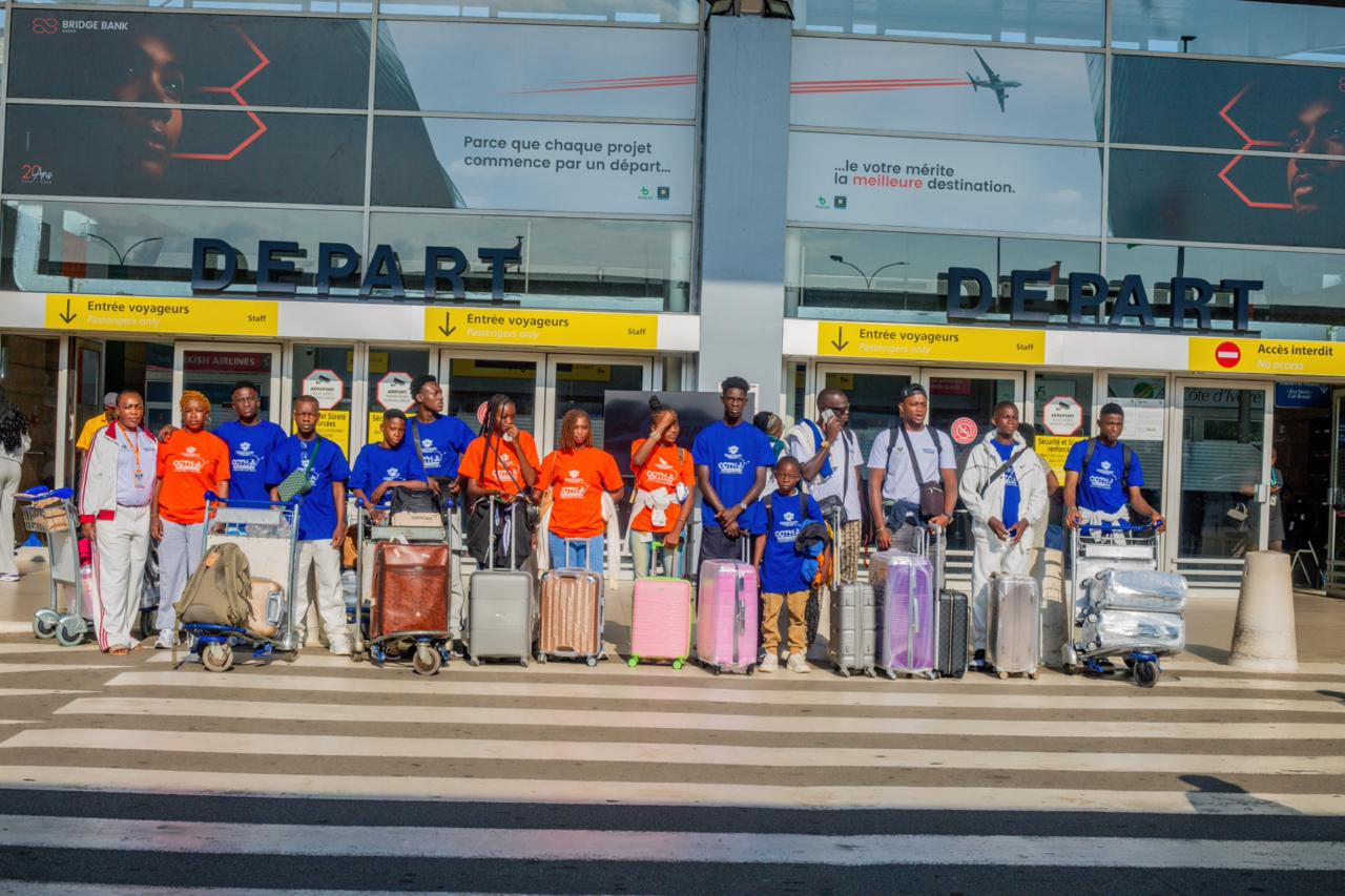 Participants à la Colonie de Vacances Espagne 2026 de CCTH Afrique Évasion à l’aéroport avant leur départ pour l’Espagne.