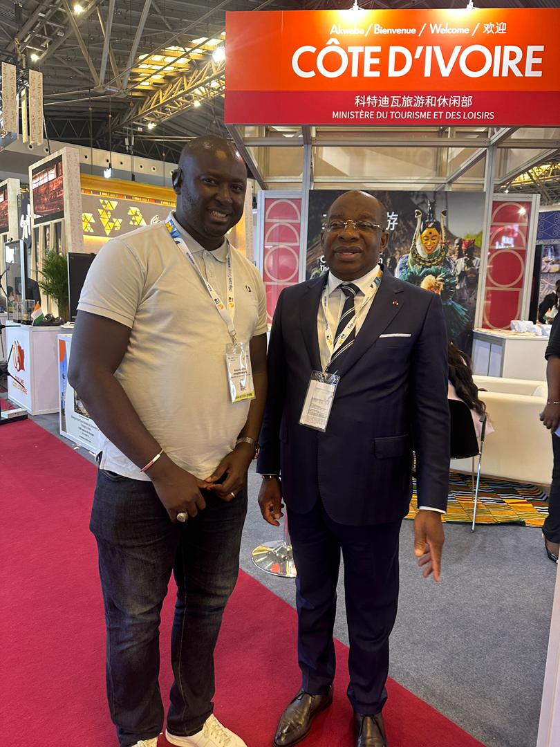 Koné Djakaridja de CCTH Afrique Évasion aux côtés du Ministre du Tourisme et des Loisirs Siandou Fofana sur le stand de la Côte d’Ivoire à ITB China 2026.